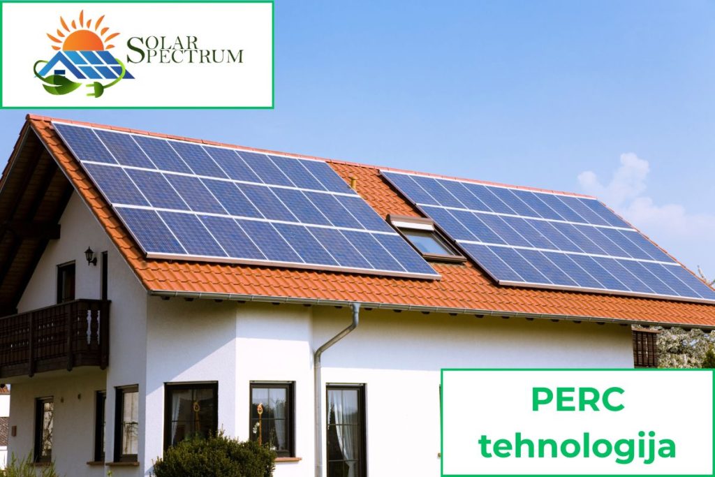 PERC tehnologija na monokristalnim solarnim panelima postavljenim na krovu porodične kuće, Solar Spectrum logo u gornjem levom uglu