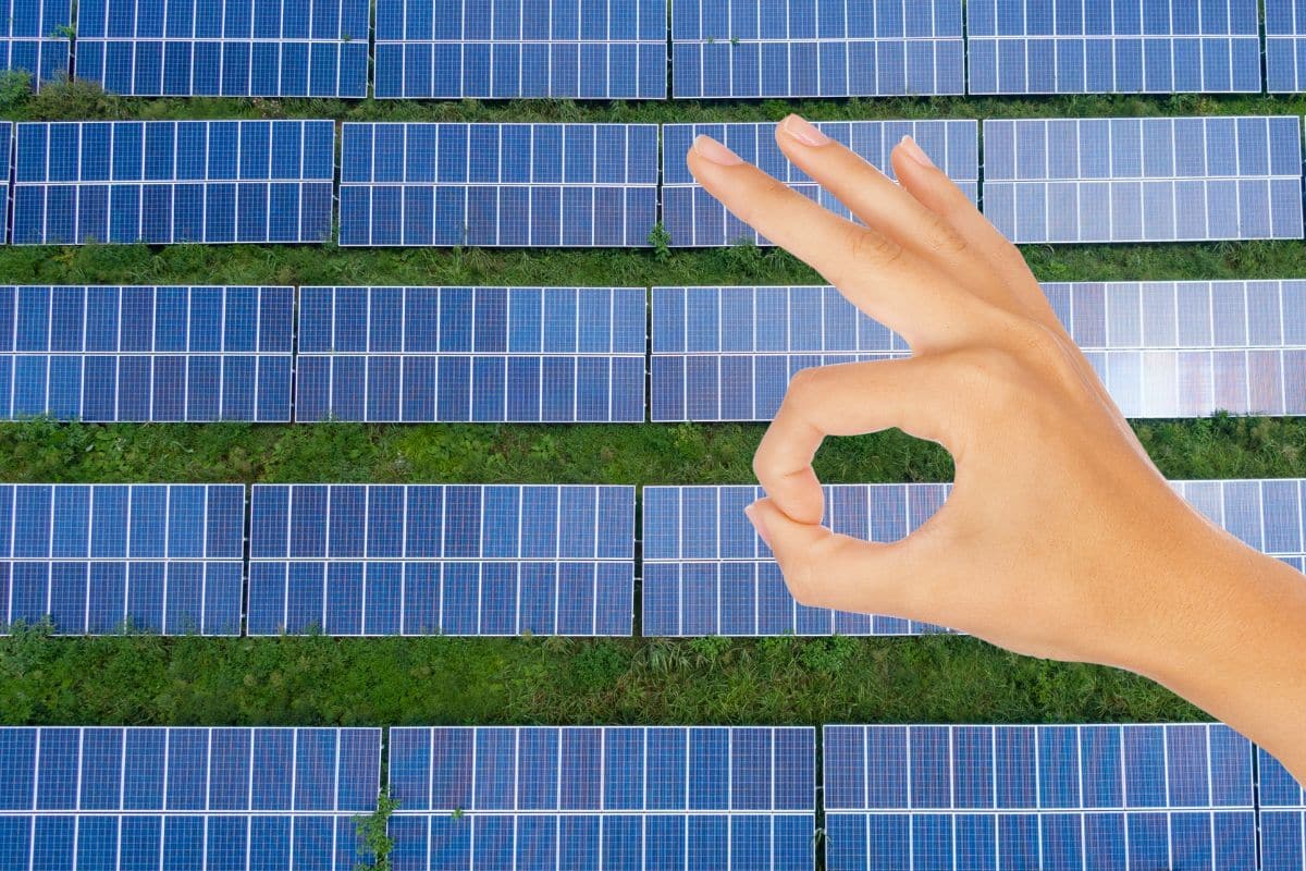 Solarne elektrane Sremska Mitrovica – prikaz instaliranih panela na terenu i simbolična potvrda kvaliteta