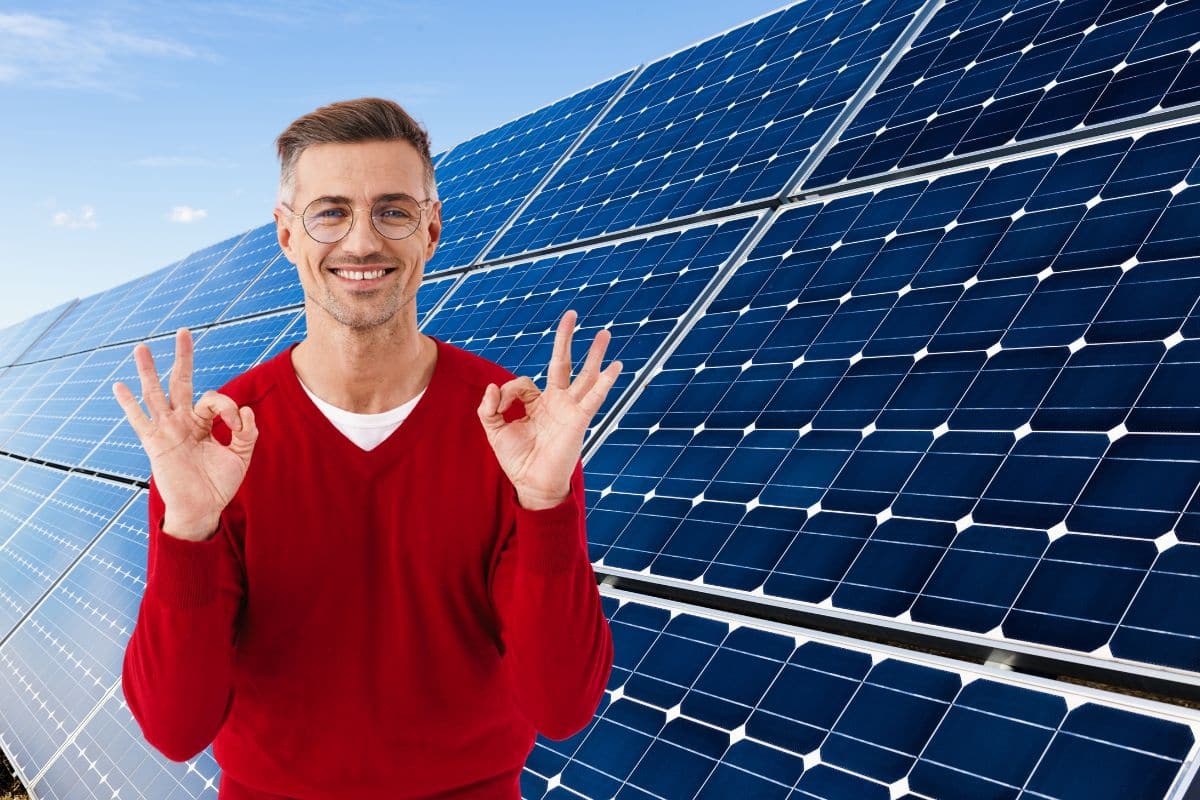 Korisnik sa osmehom pokazuje zadovoljstvo solarnim panelima u Temerinu