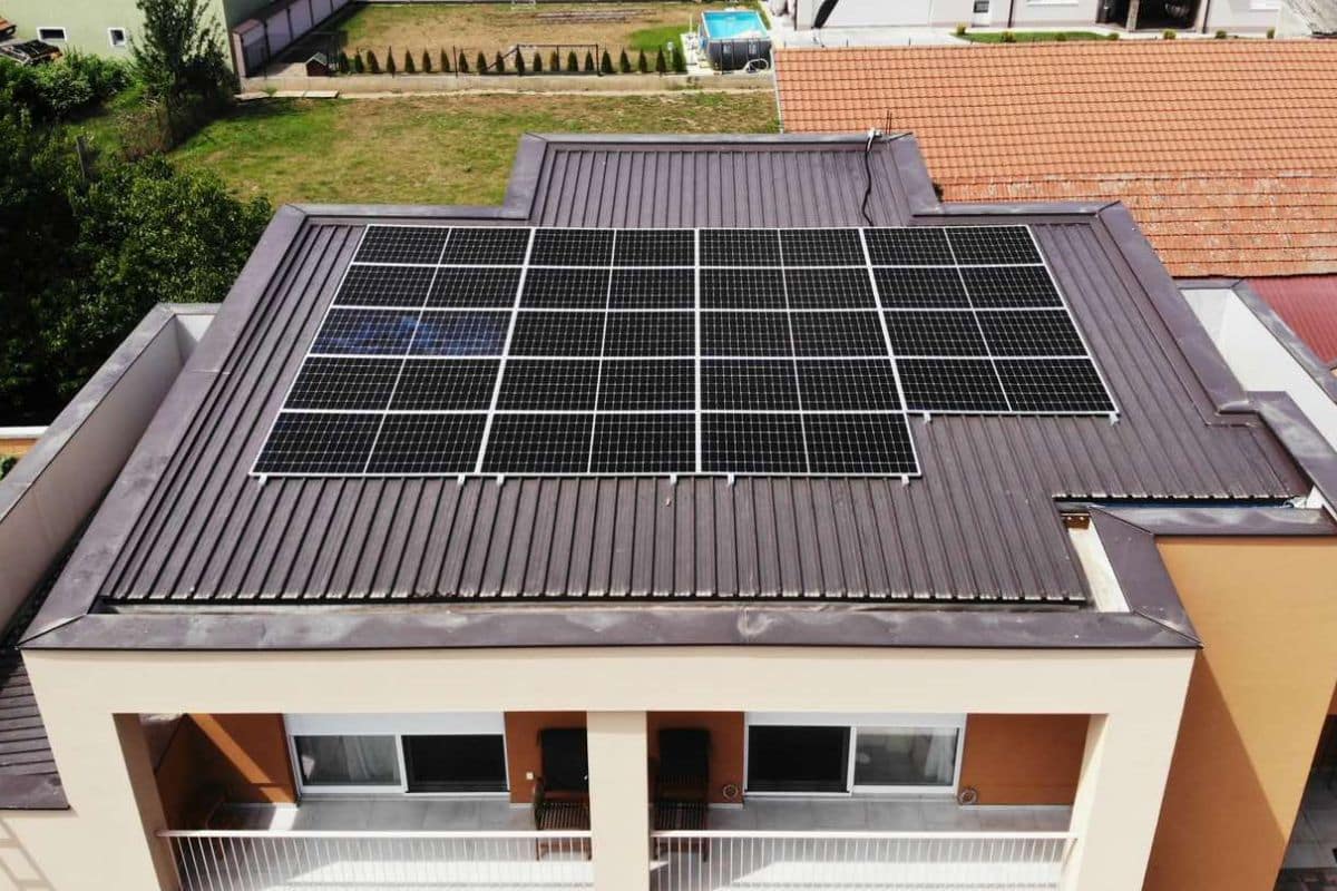 Instalirani solarni paneli na stambenoj zgradi u Sremskoj Mitrovici