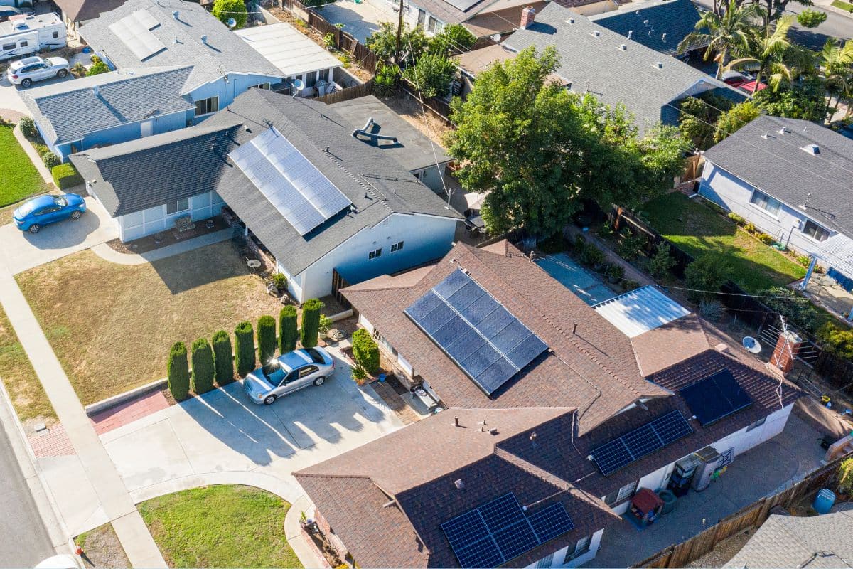 Porodične kuće sa instaliranim solarnim panelima u Subotici – efikasno korišćenje solarne energije u domaćinstvima