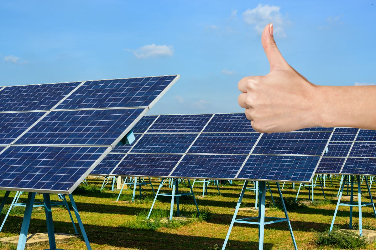 Solarni paneli postavljeni na poljoprivrednom zemljištu u Rumi i ruka sa palcem na gore 