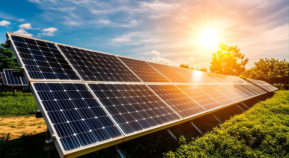 Solarni paneli montirani na zemlji u punom suncu, instalirani na zelenoj površini u ruralnom okruženju