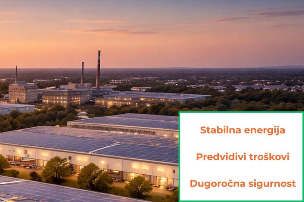 fotografija industrijske zone u Pančevu u zalazak sunca sa velikom halom prekrivenom solarnim panelima i porukom „Stabilna energija, Predvidivi troškovi, Dugoročna sigurnost“.