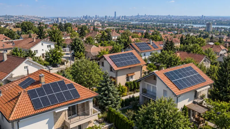 Nekoliko kuća sa solarnim panelima u Beogradskom naselju