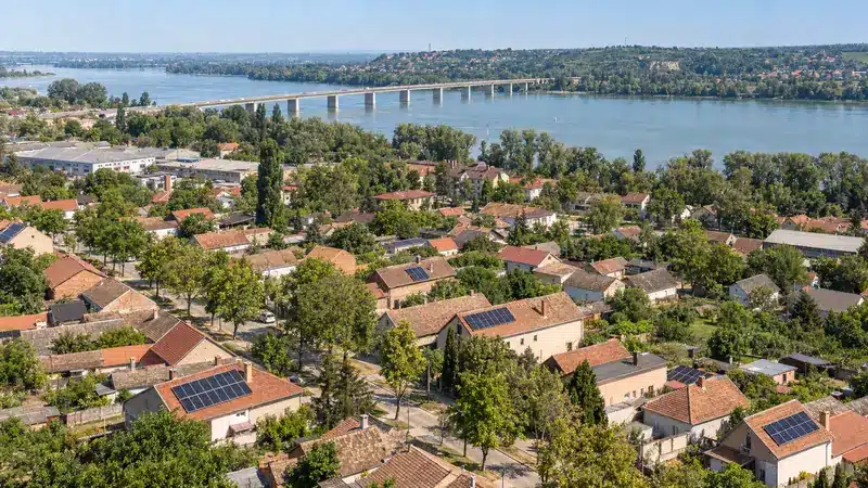 Solarni paneli na kućama u Bačkoj Palanci sa Dunavom i mostom ka Iloku u pozadini